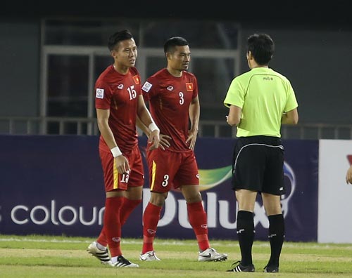 Đình Luật (3), một trong hai thành viên tuyển Việt Nam bị thẻ đỏ ở AFF Cup 2016 Ảnh: ANH ĐỨC