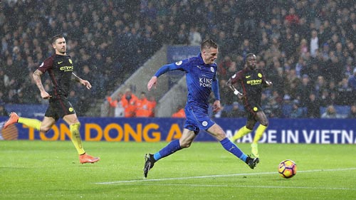 Kolarov (trái) phạm sai lầm trong cả 3 tình huống Vardy ghi bàn cho Leicester dù cuối trận ghi 1 bàn từ pha đá phạt trực tiếp Ảnh: PL ASSOCIATIONS