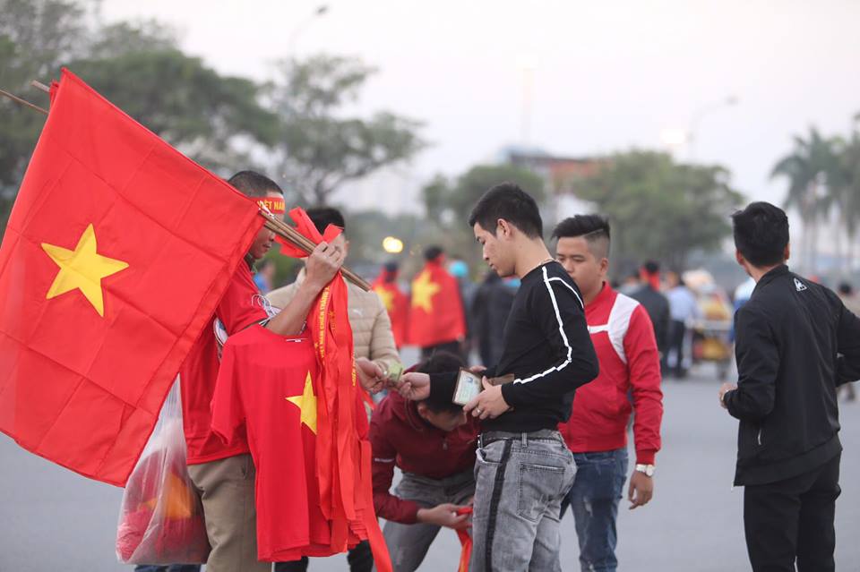 Trận đấu giữa Việt Nam và Indonesia đã tạo nên một cơn sốt bóng đá trong cộng đồng người hâm mộ. Dù chỉ có kết quả hòa nhưng đây là một trận đấu đầy cảm xúc và rất quyết liệt. Điều này cho thấy sự phát triển của bóng đá Việt Nam và bản lĩnh của đội tuyển trong các trận đấu quốc tế.