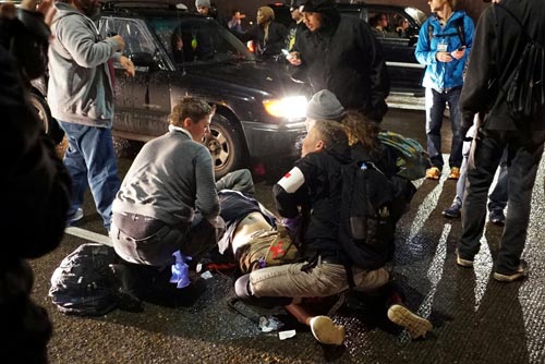 Một người bị bắn trong cuộc biểu tình chống ông Trump ở TP Portland hôm 12-11Ảnh: REUTERS