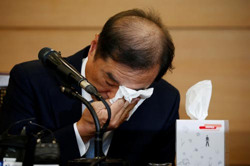 Thủ tướng vừa được bổ nhiệm Kim Byong-joon bật khóc ngay trong buổi họp báo ngày 3-11 Ảnh: REUTERS
