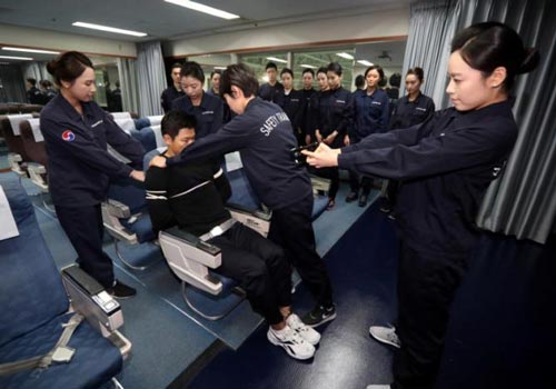 Các tiếp viên hàng không tham dự khóa huấn luyện khống chế hành khách gây rối tại Seoul - Hàn Quốc ngày 27-12 Ảnh: REUTERS