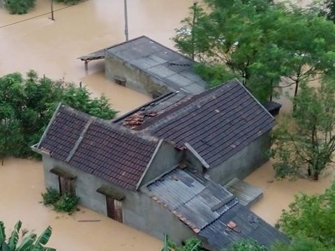 Lũ khiến hàng ngàn nhà dân bị ngập và chìm trong biển nước