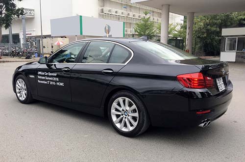 BMW Series 5 được dùng làm phương tiện đưa đón chính khách và diễn giả tham dự hội nghị