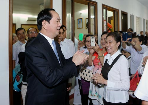 Chủ tịch nước Trần Đại Quang chúc mừng bà con giáo dân nhân lễ Giáng sinh 2016 Ảnh: TTXVN
