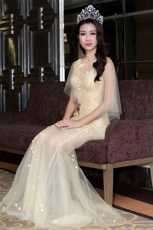 Hoa hậu Đỗ Mỹ Linh tuyệt đẹp trong những bộ váy