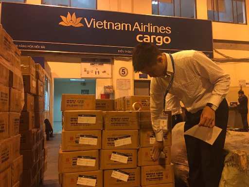Vietnam Airlines vận chuyển khẩn cấp hàng cứu trợ miền Trung