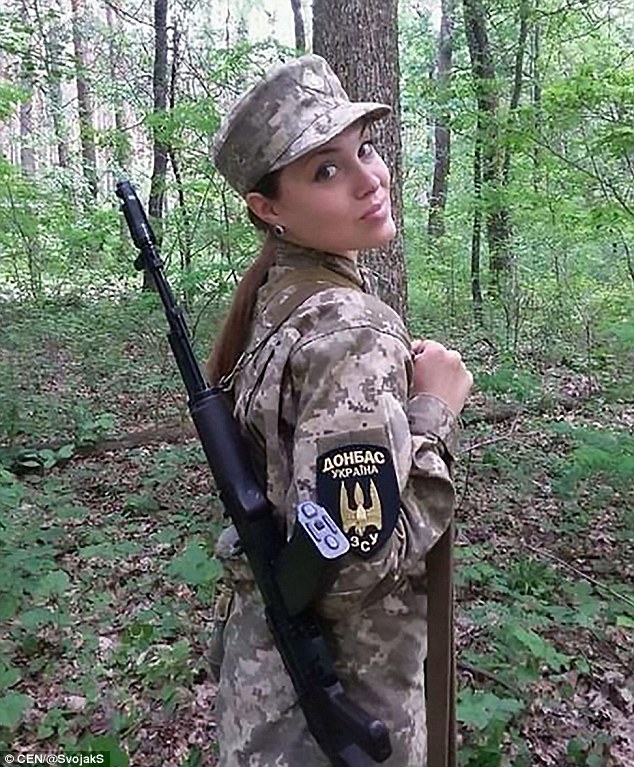 Những hình ảnh của nữ binh sĩ Ukraine chắc chắn sẽ khiến bạn phải ngưỡng mộ và khâm phục. Họ là những người phụ nữ mạnh mẽ, can đảm và luôn sẵn sàng chiến đấu bảo vệ quê hương của mình. Hãy đến và chiêm ngưỡng những khoảnh khắc đáng nhớ của họ.