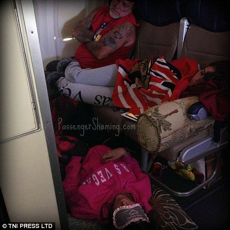 Một hành khách nằm xuống sàn ngủ, cản trở lối đi. Ảnh: TNI Press LTD