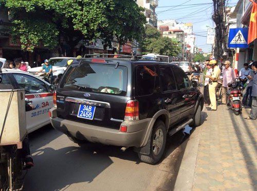Một xe biển xanh vi phạm luật giao thông trên đường phố ở Hà Nội Ảnh: NGUYỄN HƯỞNG
