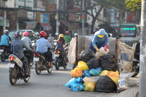 Thu gom rác tại TP HCM Ảnh: HOÀNG TRIỀU