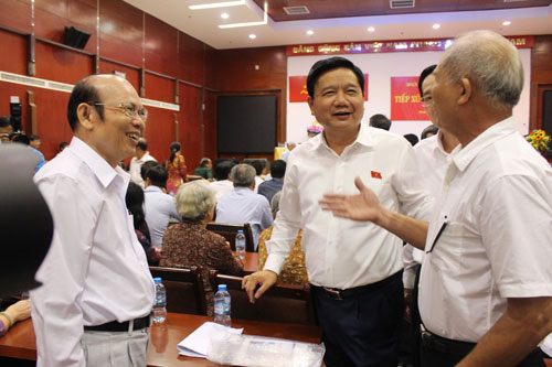 Bí thư Thành ủy TP HCM Đinh La Thăng tại buổi tiếp xúc cử tri vào ngày 27-11