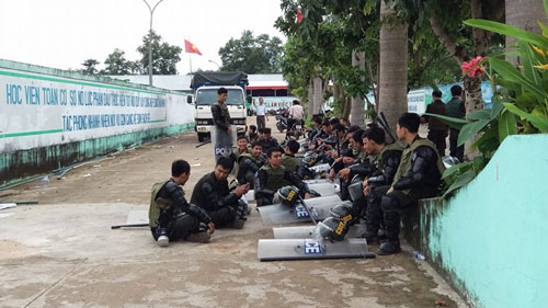 Nhiều lực lượng cảnh sát tập trung trong khuôn viên Trung tâm Cai nghiện tỉnh Đồng Nai để kiểm soát tình hình