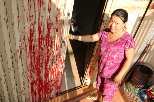 Cả tháng qua, nhà bà Triệu Thị Hà thường xuyên bị tạt sơn đỏ, mắm tôm