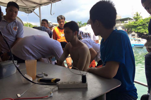 Một thuyền viên tự xưng tên Dham Yam Trong, thợ điện của tàu MV Royal 16, đang được chăm sóc ở Zamboanga Ảnh: ABS-CBN NEWS