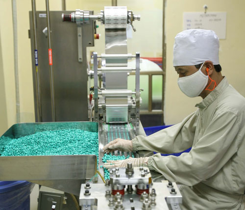 Sản xuất thuốc trên dây chuyền đạt chuẩn quốc tế tại Công ty CP Traphaco Ảnh: Khánh Anh