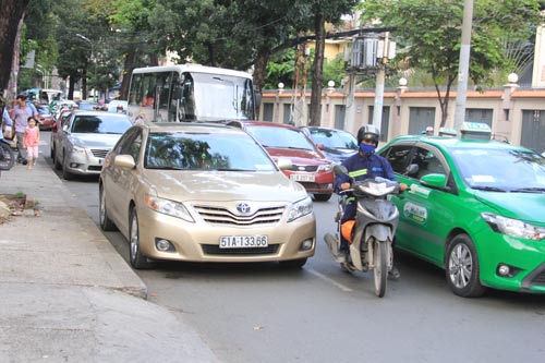 Ô tô đậu dưới lòng đường Nguyễn Đình Chiểu, quận 1 gây cản trở giao thông