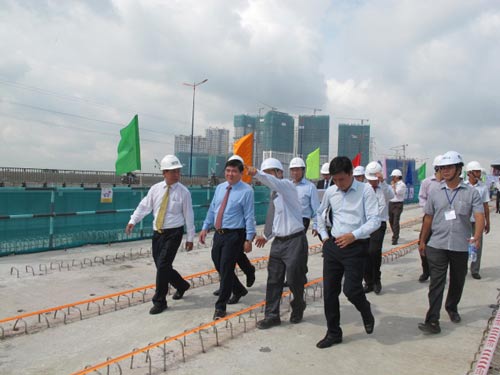 Chủ tịch UBND TP HCM Nguyễn Thành Phong (thứ hai từ trái sang) tại buổi lễ hợp long cầu metro vượt sông Sài Gòn