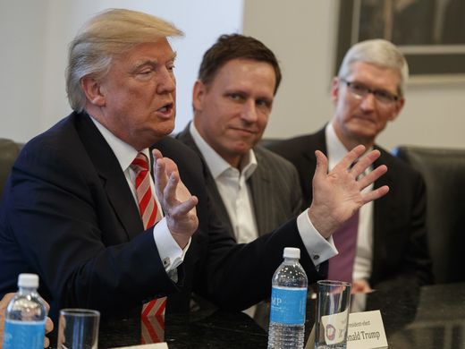 
Từ trái sang: Ông Donald Trump, ông Peter Thiel và ông Tim Cook trong cuộc họp hôm 14-12. Ảnh: AP
