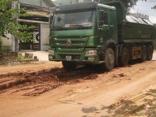 Hàng trăm lượt xe tải qua lại mỗi ngày khiến con đường bị băm nát