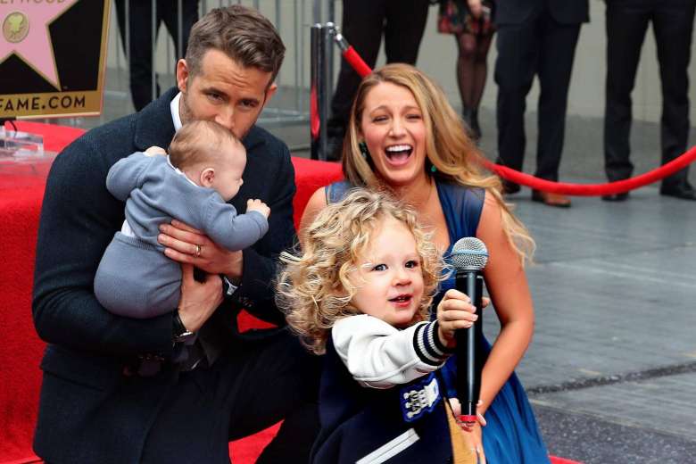 Ryan Reynolds bế con đi nhận sao