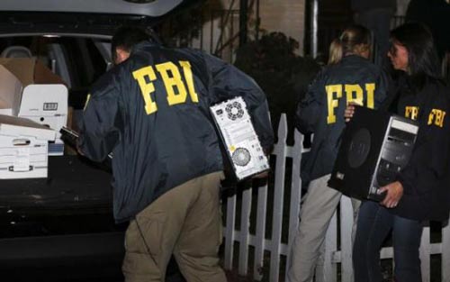 Đặc vụ FBI tịch thu máy tính của nghi phạm ấu dâm Ảnh: Worldpress.com