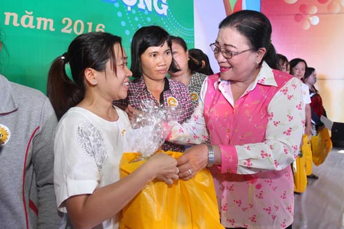 Bà Nguyễn Thị Bích Thủy, Phó Chủ tịch LĐLĐ TP HCM, tặng quà cho nữ công nhân khó khăn Ảnh: HOÀNG TRIỀU
