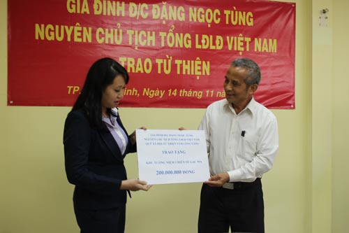 Ông Đặng Ngọc Tùng, nguyên Chủ tịch Tổng LĐLĐ Việt Nam, trao tiền cho Quỹ Xã hội Từ thiện Tấm lòng vàng