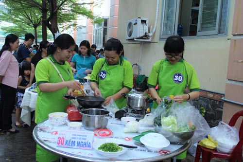 Cán bộ nữ công trong phần thi nấu ăn