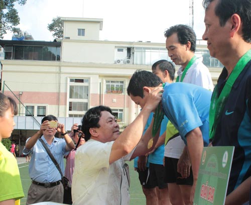 Ông Phan Mạnh Hùng, Chủ tịch Công đoàn Cao su Việt Nam, trao giải cho các vận động viên xuất sắc