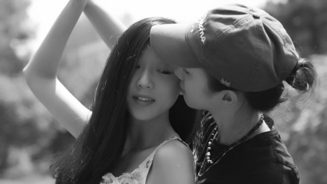 Tâm sự của cô gái vừa lấy chồng vừa lấy... bạn gái