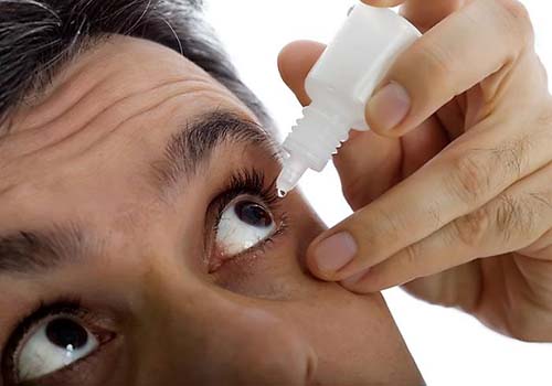 Nhiều trường hợp viêm kết mạc có thể chữa khỏi tại nhà bằng thuốc nhỏ mắt, có hoặc không có kháng sinh Ảnh: MNT