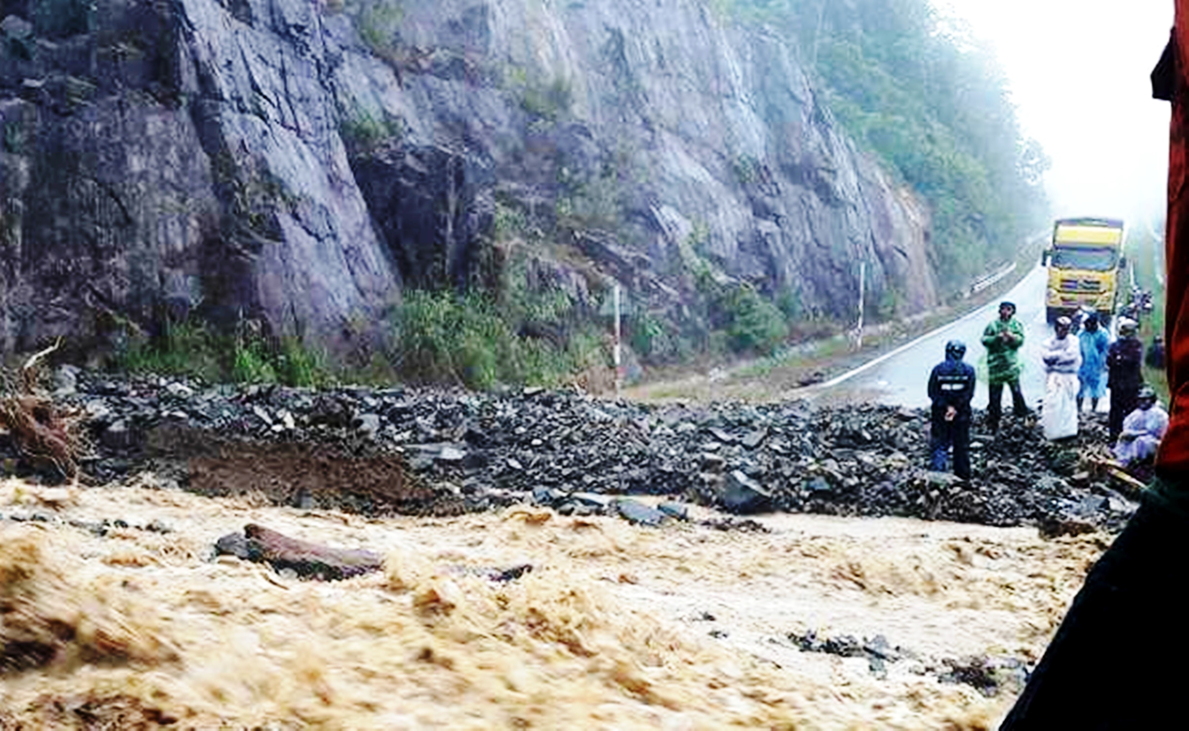  Số lượng nước lớn v&agrave; đất đ&aacute; tr&agrave;n ra đường chia cắt hai tỉnh L&acirc;m Đồng - Kh&aacute;nh H&ograve;a tại đ&egrave;o Kh&aacute;nh L&ecirc;. 