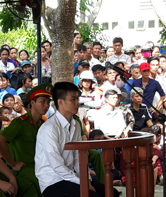 
Nguyễn Ái Tình tại phiên xử

 
