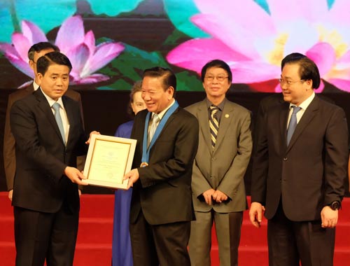 
Chủ tịch UBND TP Hà Nội Nguyễn Đức Chung trao danh hiệu “Công dân Thủ đô ưu tú” cho ông Đinh Quang Bào, Chủ tịch HĐQT Công ty May Ladoda. Ảnh: Mạnh Khánh
