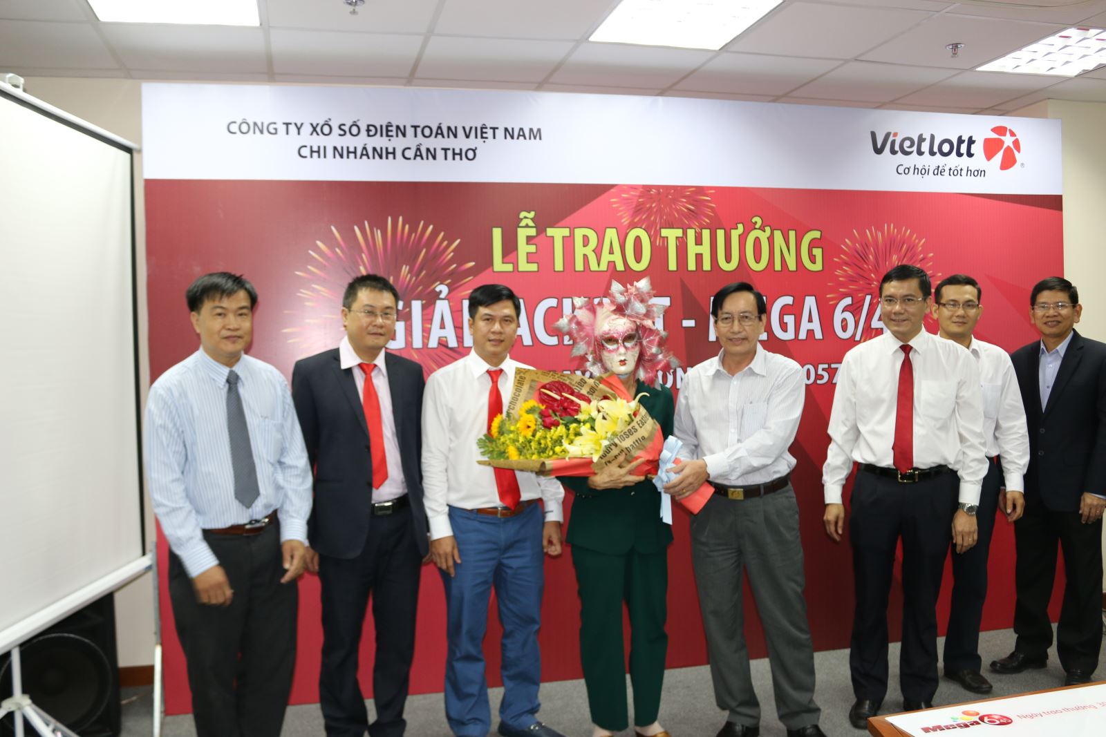 
Đại diện Vietlott và các sở, ban, ngành TP Cần Thơ chứng kiến lễ trao thưởng cho bà H. ngụ tỉnh Vĩnh Long

