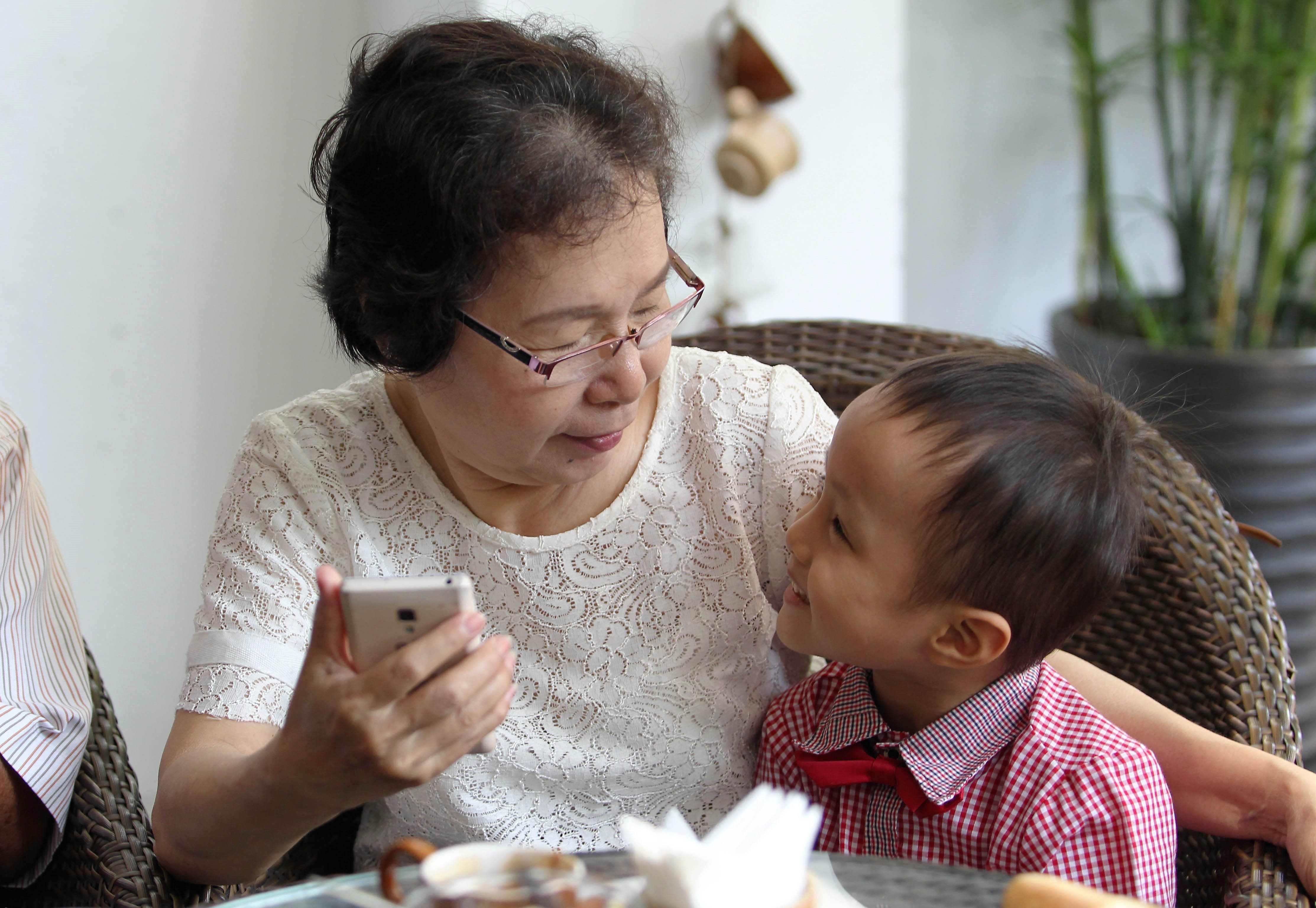 Trẻ được người lớn thường xuy&ecirc;n tr&ograve; chuyện, chơi đ&ugrave;a sẽ ph&aacute;t triển khả năng ng&ocirc;n ngữẢnh: HO&Agrave;NG TRIỀU