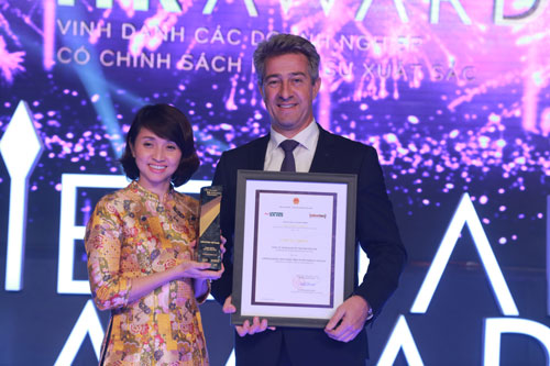 Ông Lennard Boogaard, Phó Chủ tịch Unilever Đông Nam Á & Úc châu, phụ trách nhân sự và bà Nguyễn Tâm Trang, Phó Chủ tịch Unilever Việt Nam, đại diện Unilever nhận giải thưởng “Doanh nghiệp xuất sắc nhất” Vietnam HR Awards 2016