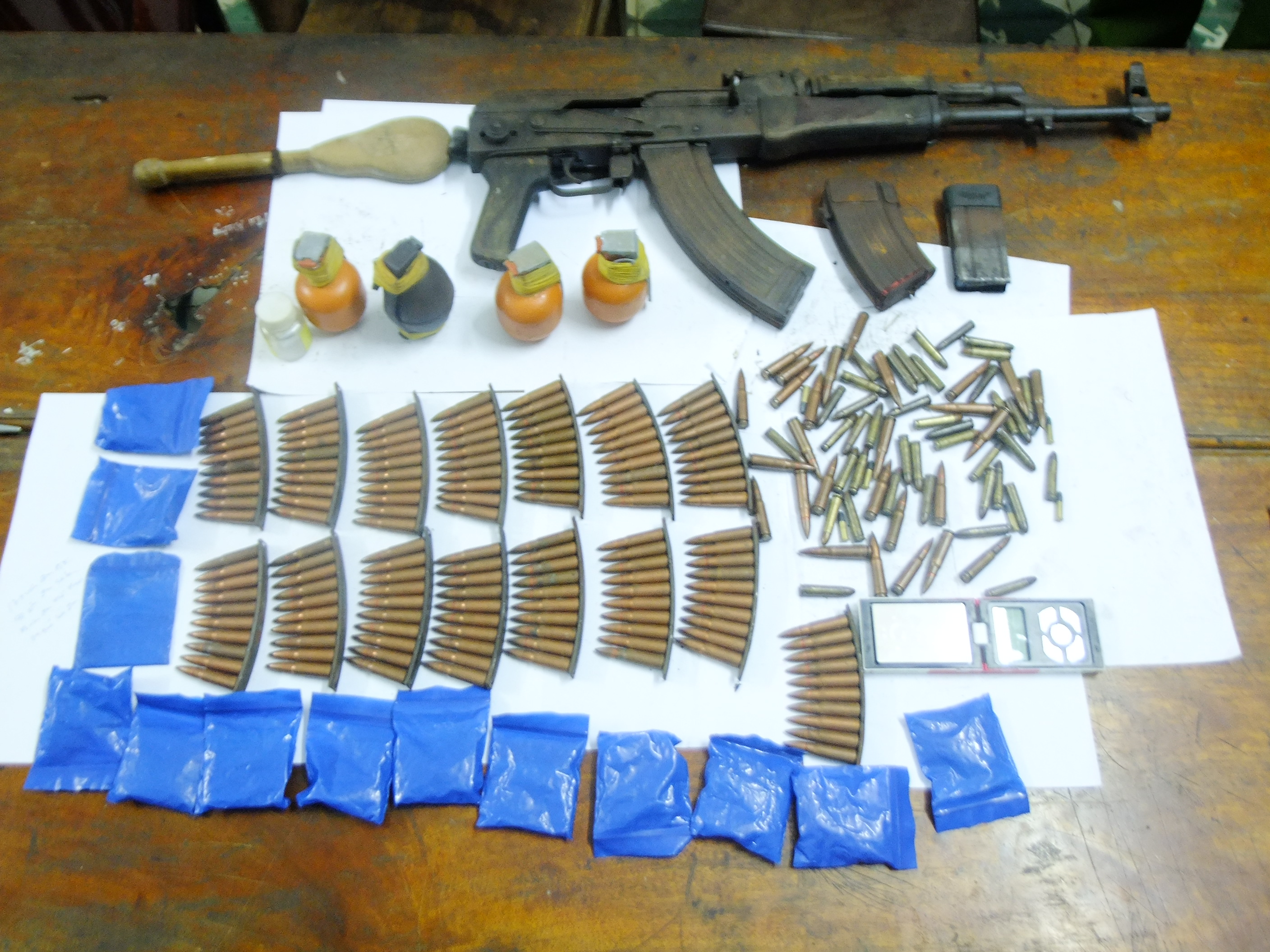 320 khẩu s&uacute;ng qu&acirc;n dụng được b&iacute; mật dấu tại một kho h&agrave;ng - Ảnh 2.