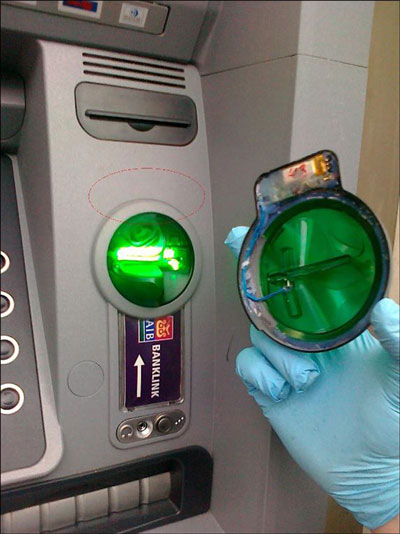 
Các skimmer thường được gắn lén vào phía sau khe đọc thẻ của máy ATM Ảnh: Kaspersky
