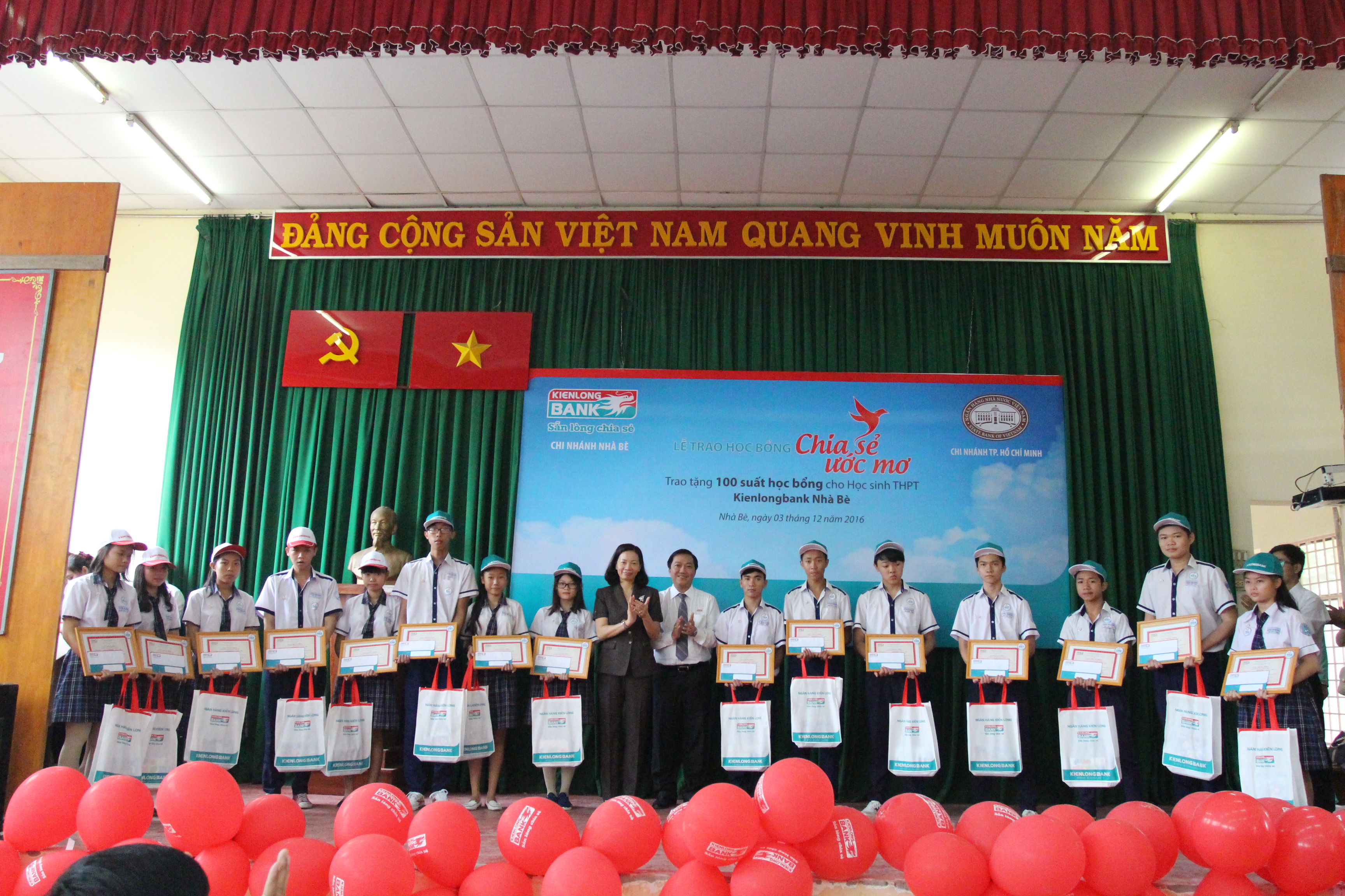 
Các em học sinh phổ thông trung học huyện Nhà Bè, TPHCM nhận học bổng từ Kienlongbank ( Ảnh: Lê Thành)
