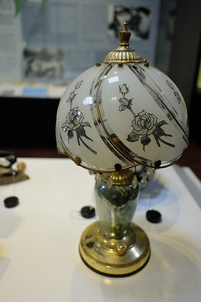 Vào thời kỳ đổi mới, việc mua đồ từ nước ngoài mang về Việt Nam dễ dàng hơn. Chiếc đèn điệu đà được chủ nhà Gia Lâm mua ở Trung Quốc vào năm 1995.