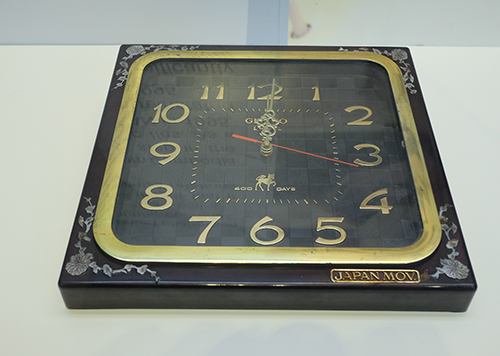 Đồng hồ Gimiko thường được treo ở các vị nổi bật trong phòng khách.