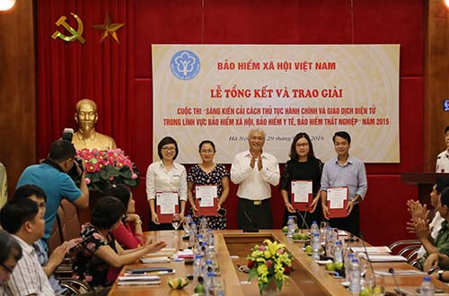 Lãnh đạo BHXH Việt Nam trao giải cho các cá nhân đoạt giải