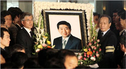 Lễ tang của cựu tổng thống Roh Moo-hyun vào tháng 5-2009 Ảnh: AP