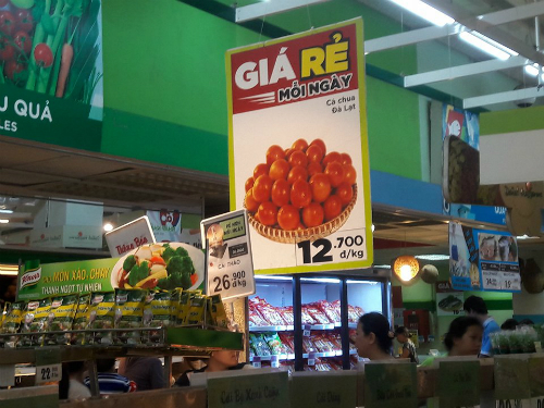 Tại siêu thị Gò Vấp, hôm 11-11 giá cà chua chỉ 12.700 đồng một kg. Ảnh: Phương Đông.