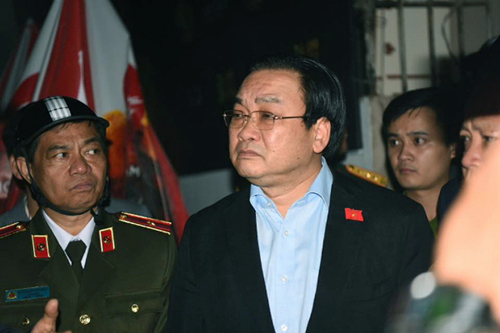 
Bí thư Thành ủy Hà Nội Hoàng Trung Hải trực tiếp đến hiện trường chỉ đạo công tác tìm kiếm cứu nạn và khắc phục hậu quả vụ cháy quán karaoke vào chiều tối 1-11 - Ảnh: Hà Nội mới
