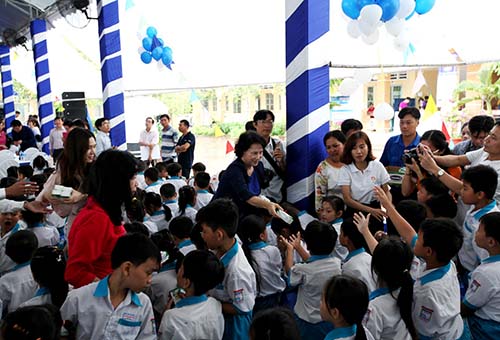 Bà Nguyễn Thị Kim Ngân - Ủy viên Bộ chính trị, Chủ tịch Quốc hội - trao tặng sữa cho các em học sinh tại Cần Thơ
