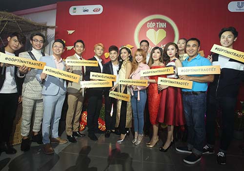 Các nghệ sĩ tham gia khởi động chương trình” Góp tình trao Tết”