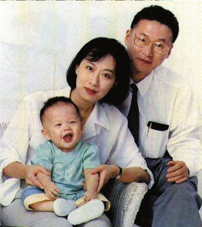 
Kim Dung, Chu Mai và con trai đầu Tra Truyền Hiệp
